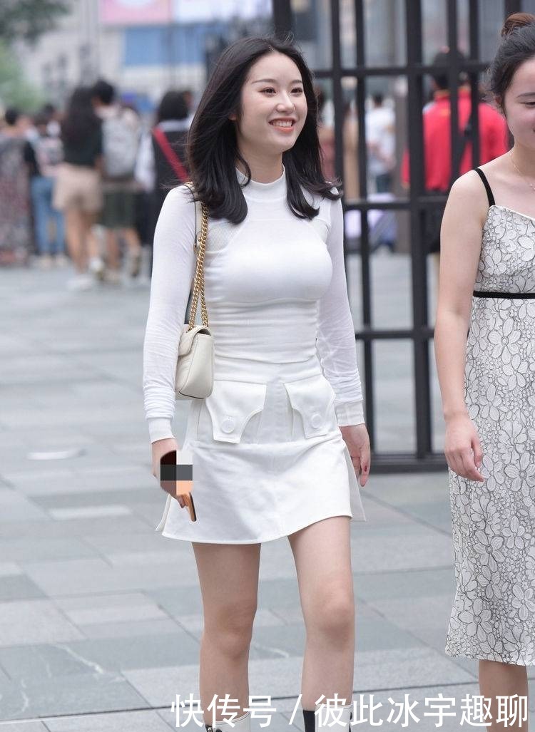 美女|美女的服饰搭配采用了白色系，获得了非常好的清新唯美效果