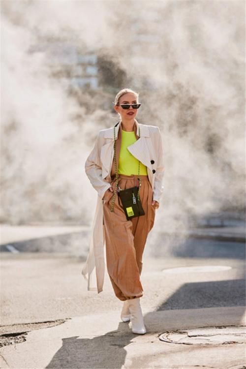 2021流行这样穿：卫衣＋短靴，搭风衣、西装气质又高级，值得借鉴