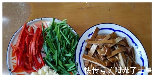 下饭|家里实在是太穷了,一看冰箱还有韭菜和干豆腐,简单一做,很下饭!