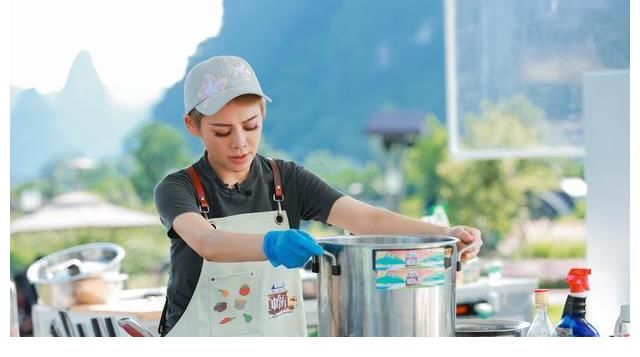 黄晓明|《中餐厅》明星做菜意外重重！厨房“鸡飞狗跳”，观众都捏一把汗