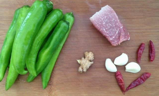 炒青椒肉丝前做好这一步,肉丝嫩滑入味不粘锅,炒出来更好吃