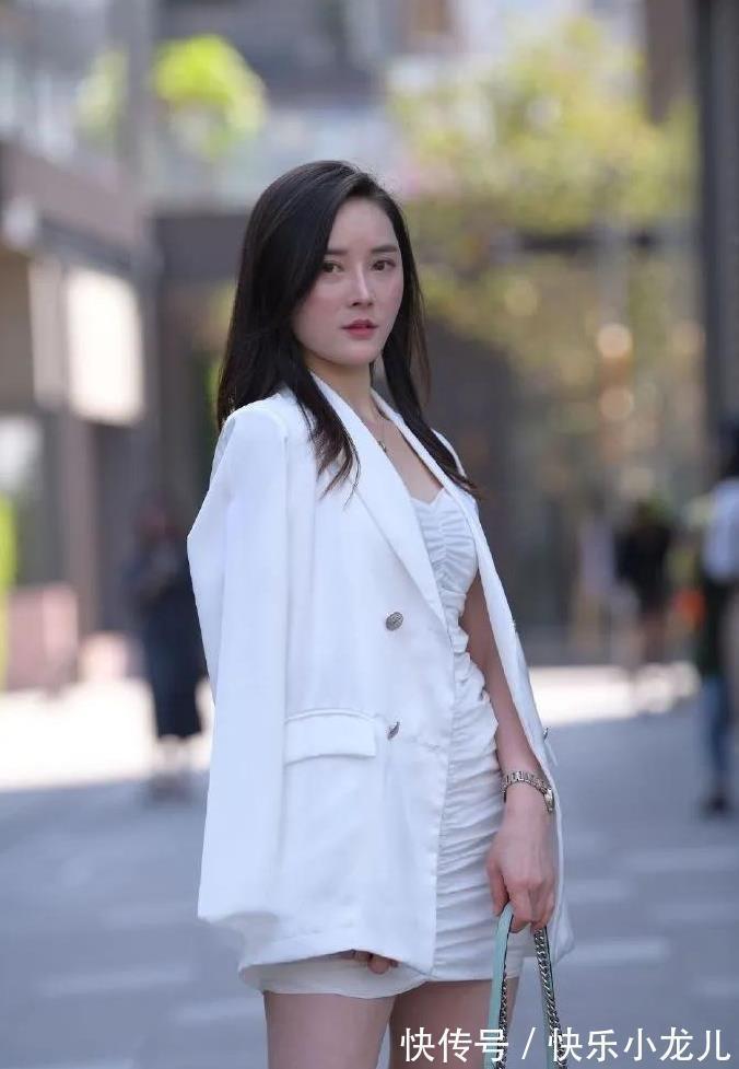 高跟鞋 举手投足都展现着高贵的气息,浑身充满了奢华,高开叉大秀长美腿