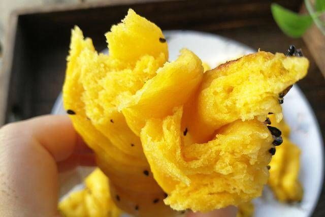 面粉不再用作面包,我来教你怎么做,不用加水就可以很容易地把面团揉成团,