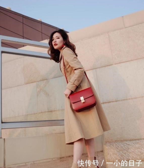 式样 今年火了一种穿搭,叫“大衣+裸靴”,优雅大气,早春穿正合适!