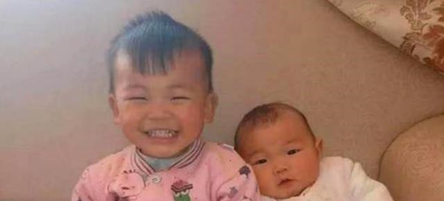 二胎|妈妈去买菜,5岁哥哥主动要照顾妹妹,回家后却发现哥哥嚎啕大哭