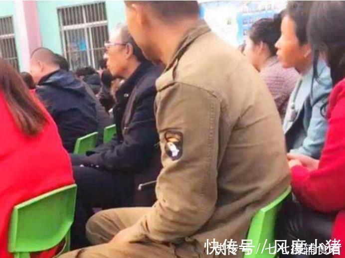 当家长们|爸爸穿''工作服''开家长会,照片传上网引起争议:不怕孩子被孤立