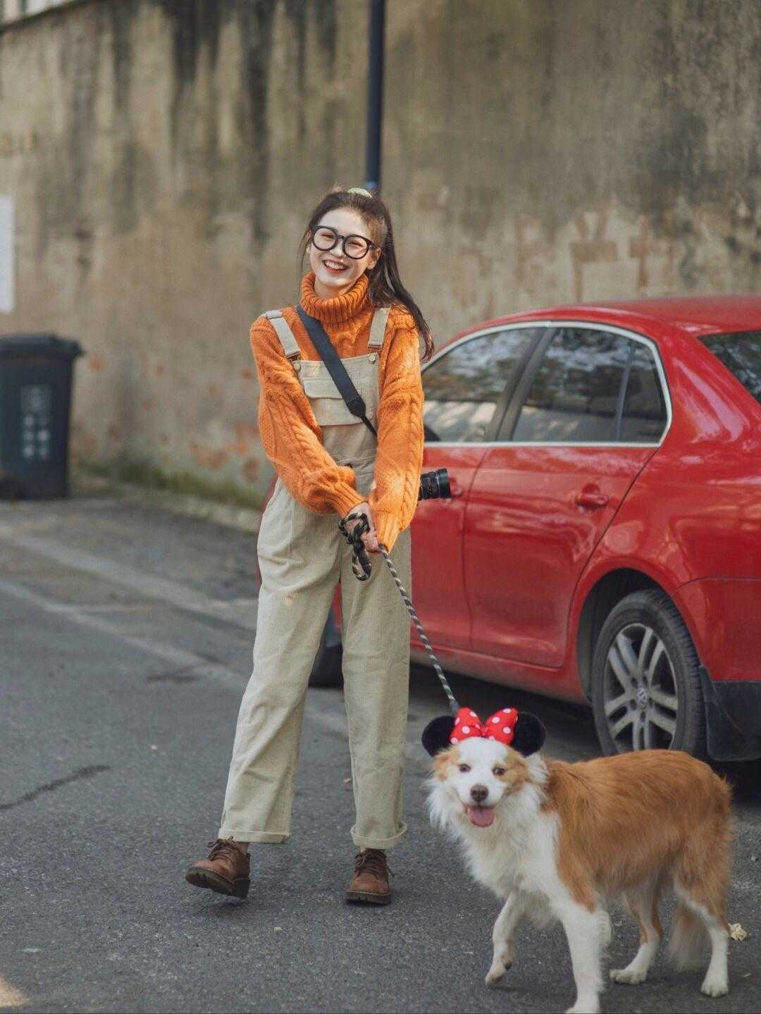 条绒 背带裤才是yyds!时髦精都爱这样穿搭,让你年轻10岁都不止