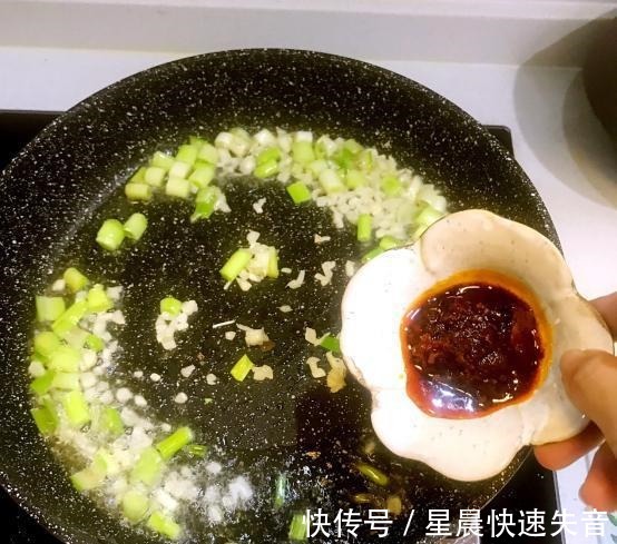 炒凉粉|天热适合吃凉粉，Q弹又爽口，辣辣的太好吃！