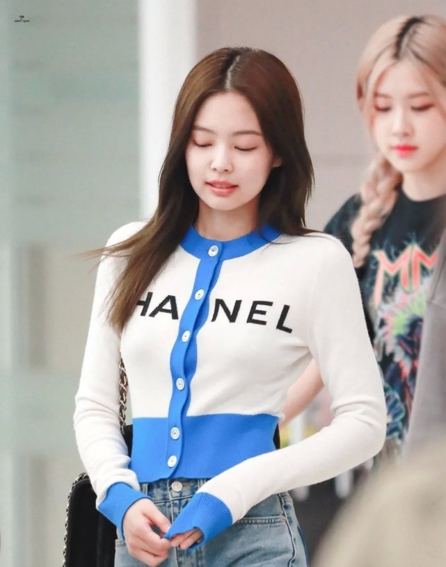 针织开衫过时？这三款简直不要太时髦