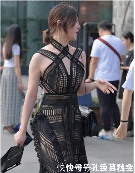 连衣裙|同样是“吊带”连衣裙，小姐姐的是“剪纸”设计吧好独特