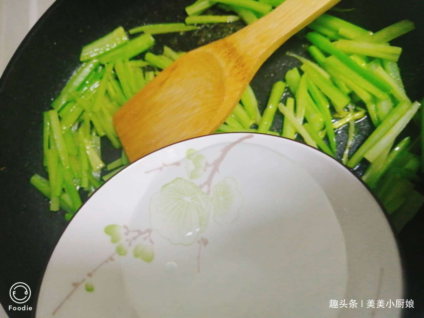 芹菜|这菜一炒就一大盘,鲜嫩可口,保护视力,关键很好吃