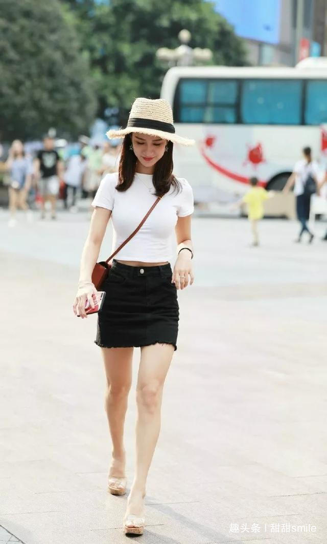 版型 美女黑色连衣裙搭配上一双黑色的一字带高跟鞋,凸显出浪漫的气质