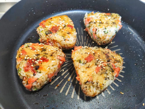 剩米饭新吃法，用手拿着吃，有趣又好吃，孩子一次能吃一碗饭