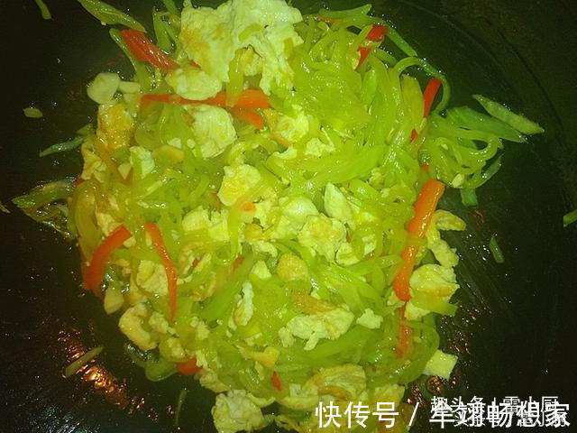 窝笋别再炒肉了,搭配它一起炒,竟成了饭桌上的抢手菜!你也试试