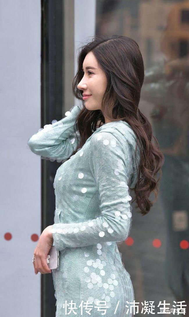 亮片连衣裙|街拍美女：亮片连衣裙搭配高跟凉鞋，让美女成为街头最耀眼的明星