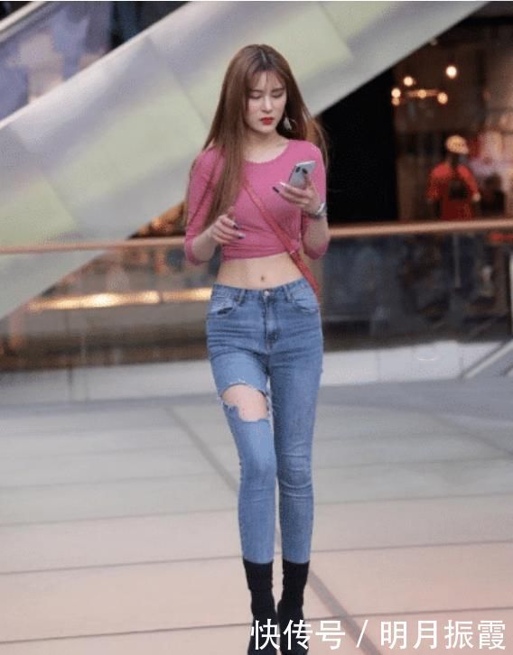 小姐姐出门太慌,裤腿不小心被挂,这下糗大了