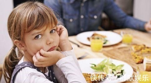 脊柱侧弯|12岁女孩弯腰时一个动作,被父母发现异常10个孩子就有2个中招