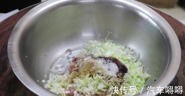 生煎包|想吃生煎包别出去买了,面点师教你在家做,咬一口满嘴流油太香了