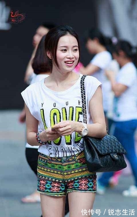 小姐姐|街拍：小姐姐长发及腰，身材曼妙性感至极，你最喜欢哪一个？