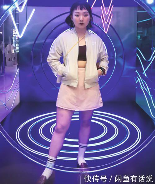 背心|辣目洋子胖得刚刚好,穿花背心配热裤走女团风,连眼神都透着自信