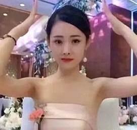 幼师 “最美幼师”当伴娘走红，粉色抹胸裙甚是惊艳，舞蹈更是魅力十足