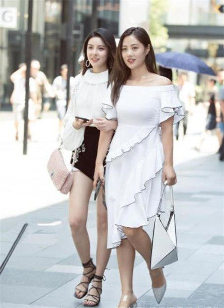 完美|街拍:穿黑色连衣裙的时尚小姐姐,彰显完美的女神气质