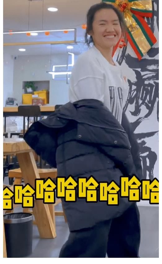 李勒優(yōu)被城市媽媽嫌棄，穿搭被嘲80歲，網(wǎng)友：這是暗示要買新的