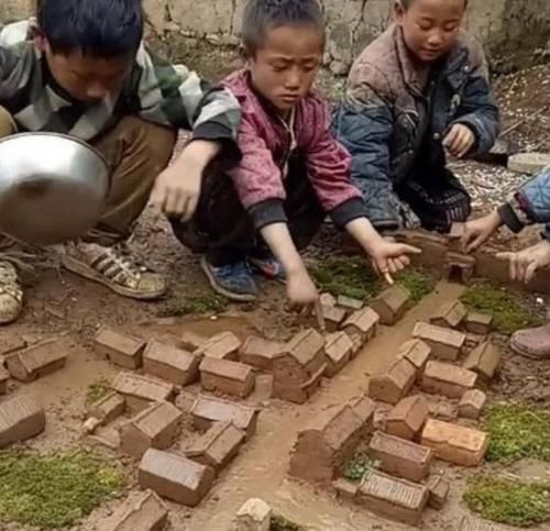 泥巴|7岁男孩雨后用“泥巴”还原自己村子，网友怒赞：未来的建筑大师