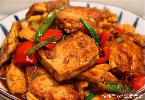 跟着我一起|豆腐里打2个鸡蛋，没想到这么好吃，我家一周吃7次都嫌少，过瘾