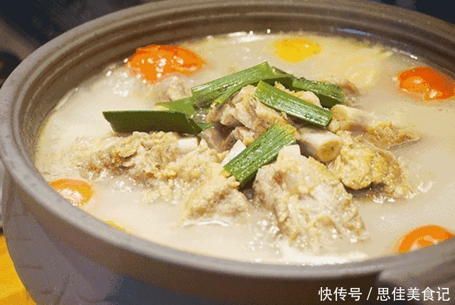 骨頭湯熬不白?原因是你只會(huì)傻焯水!加一點(diǎn)它,骨湯濃白像牛奶