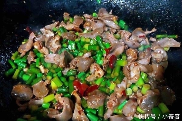 鸡身上最脏的部位,里面含有大量细菌,做菜熬汤一定要扔掉