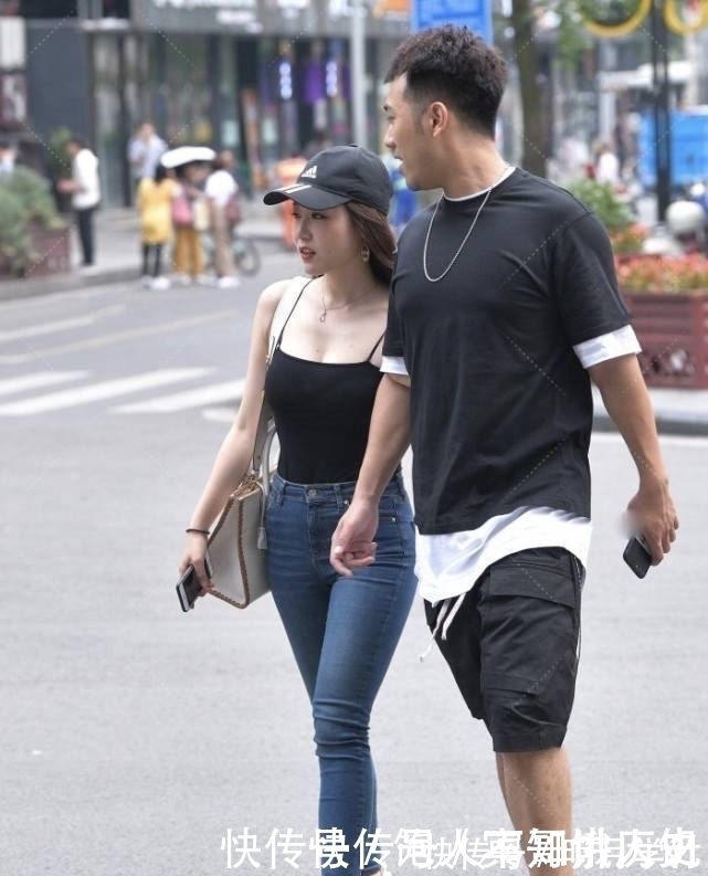 紧身|美女吊带紧身上衣搭配牛仔裤,黑色的整体视觉冲击力非常强