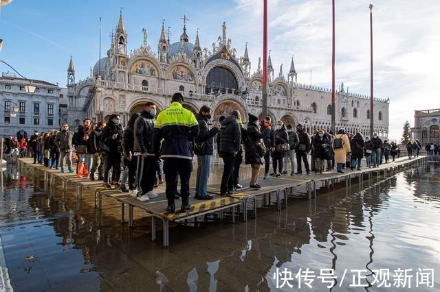 海水位|“水城”威尼斯被淹，圣马可广场架起栈桥供游客通行