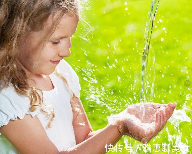 小推车|最勤劳奶奶走红,独自带四胞胎还干农活,网友:这才叫“圈养”