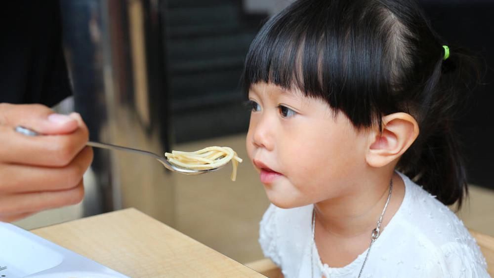 家庭教养|应采儿回怼朱丹获网友点赞:孩子吃饭的样子,暴露了你的家庭教养