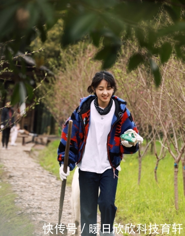 张子枫种树被嘲“划水”,谁注意她衣角上痕迹,是对男嘉宾的尊重