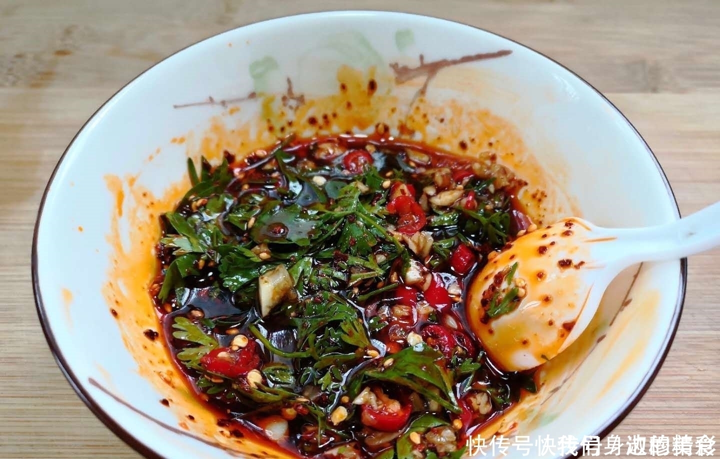 凉拌黄瓜时,直接拌是大错特错的,少了这一步黄瓜不脆,更不入味