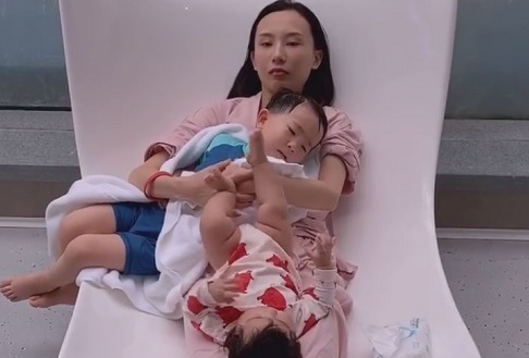 生无可恋|“生无可恋辣妈”静态带娃火了,正所谓是“人前幸福,人后辛苦”