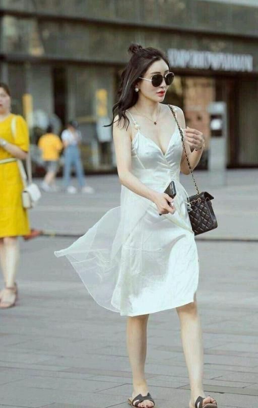 街拍：浅绿吊带配热裤，美腿配高跟，尽显小美女时尚风采