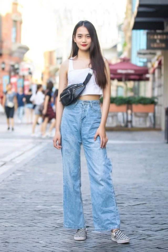 街拍:成熟知性的姐姐,职业范的连衣裙搭配高跟鞋也是很有气质呢