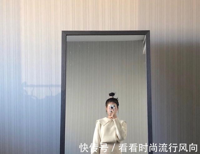 《青春有你2》李子璇穿着荧光粉的吊带裙大冬天在室外溜达！