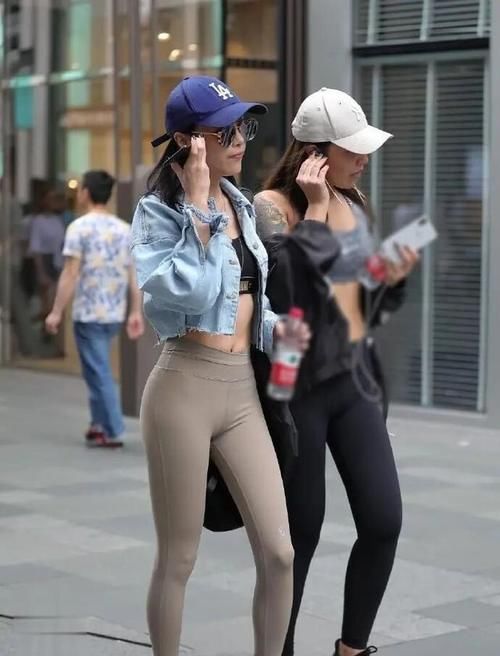 瑜伽裤|街头穿瑜伽裤的姐姐，自信大方又撩人，展现美好身材曲线