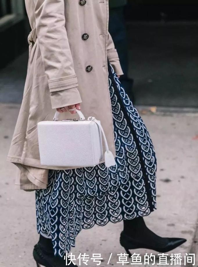 风衣下面不一定穿裤子,今年流行这样穿,显高又时髦,拯救小个子