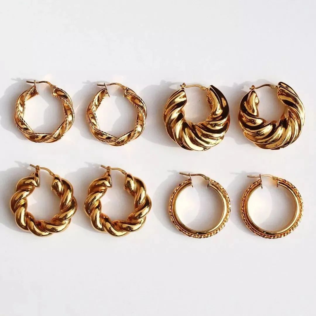 穿T恤的时候 戴什么项链最时髦?