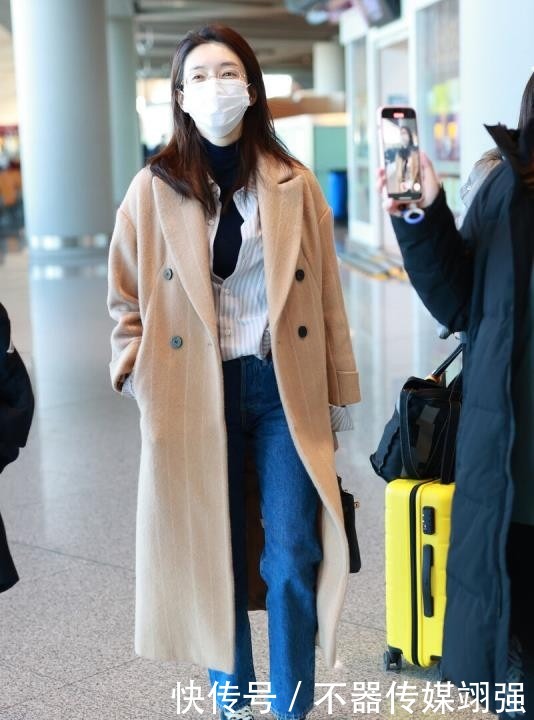 今年大衣流行这样穿,造型很显气场,内搭的处理很关键