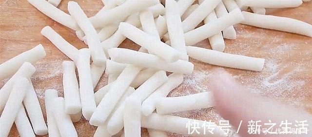 过年吃的零食江米条，不用买，在家自己做，香甜又酥脆，过年必备