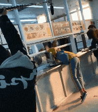 |搞笑GIF趣图:美女 人家是来打饭,你是来搞笑的吗?