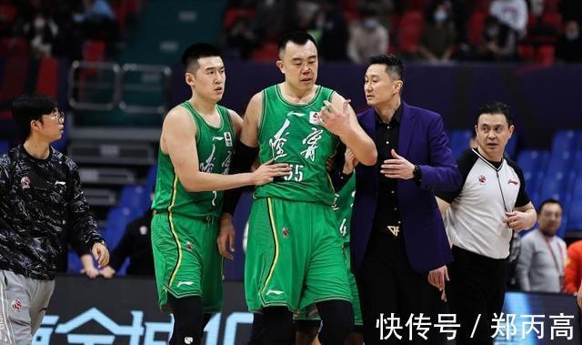 CBCBA火爆冲突!韩德君和威姆斯大打出手,两人都被驱逐,恐被重罚