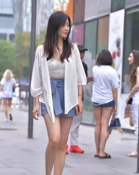 活泼 活泼可爱的小姐姐, 一件白色卫衣配牛仔裤, 时尚清新美丽