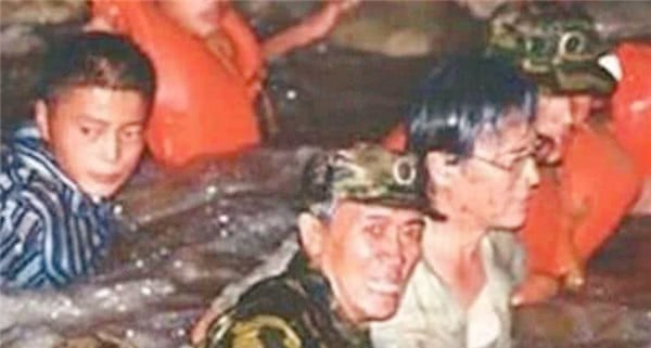 抗洪|22年前,在98抗洪中创造“千年一堵”的董万瑞,现状如何?